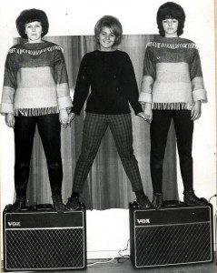 Bente Lind (center) with Nina (right) and Patzy.